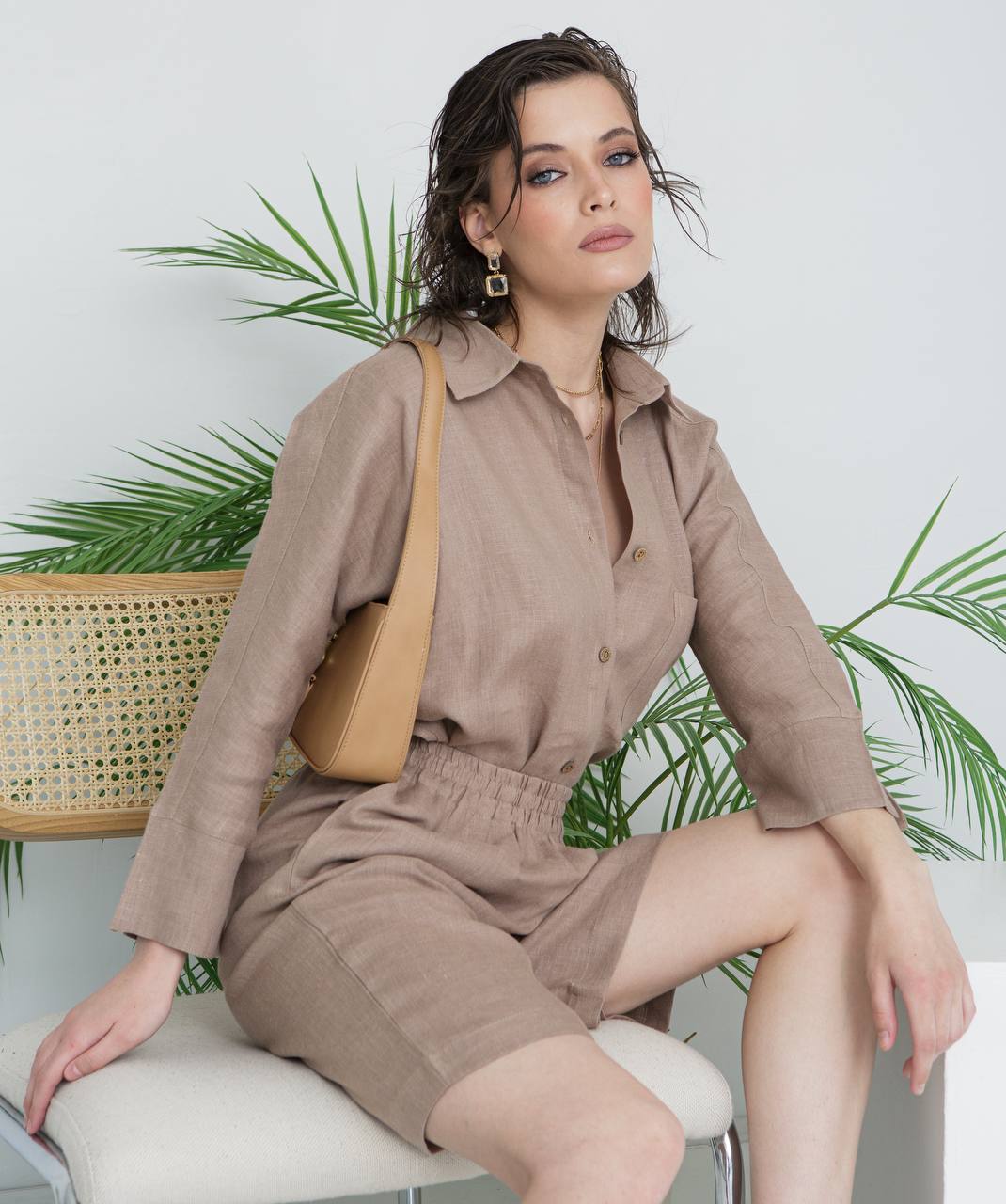 бежевый костюм из льна