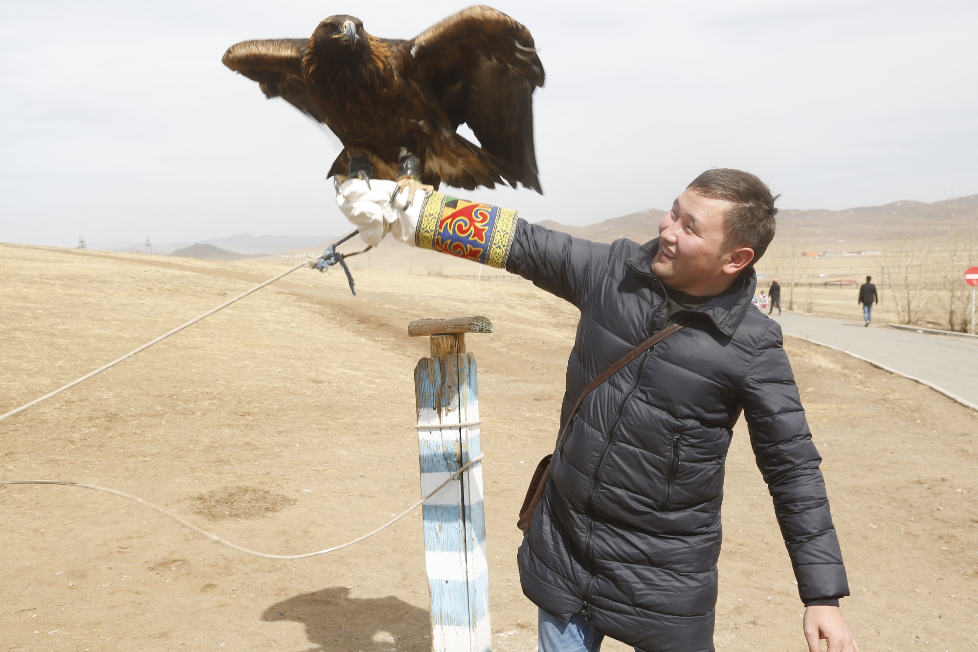 есжан с соколом 2-min.JPG