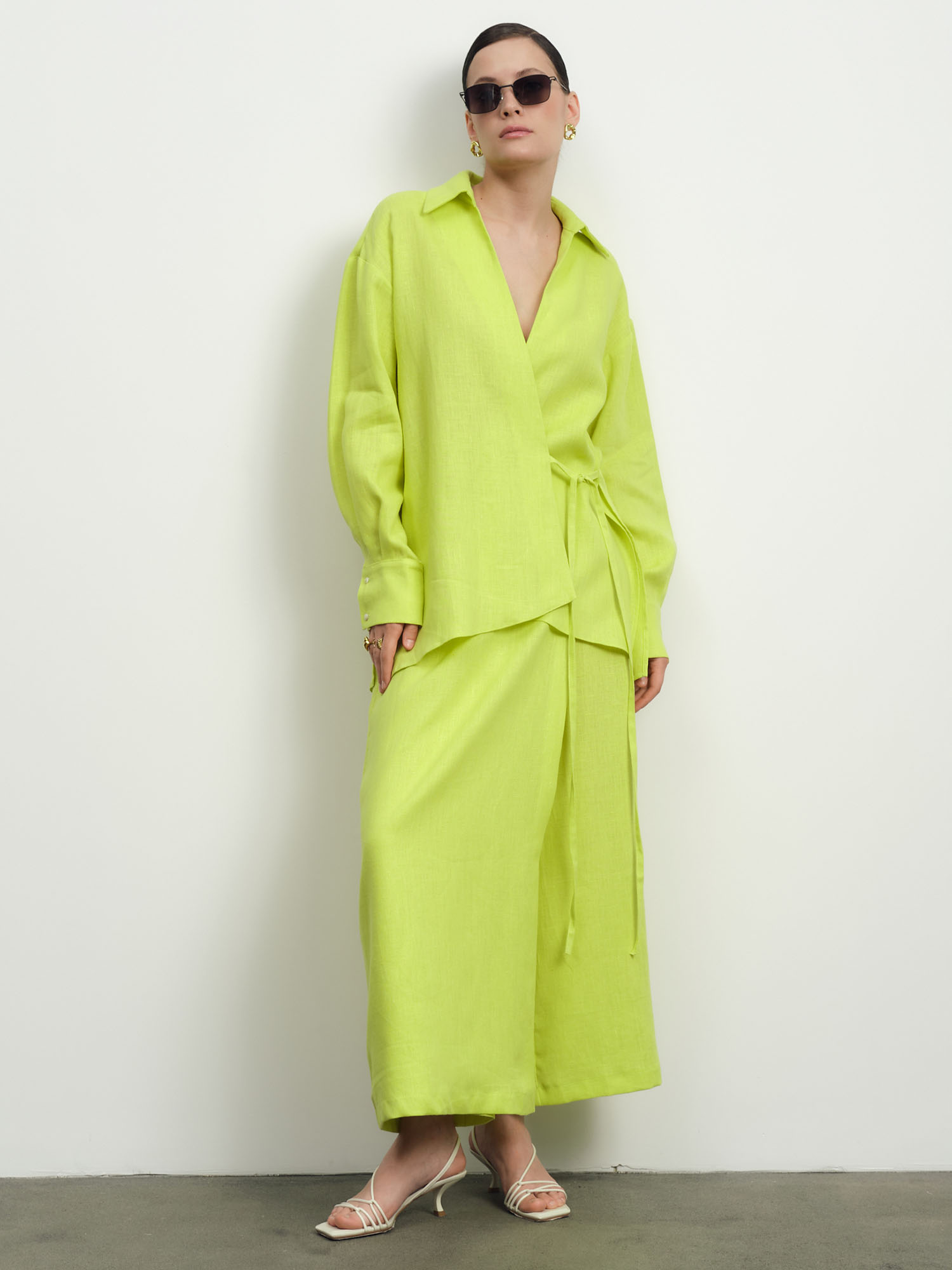 яркий льняной костюм