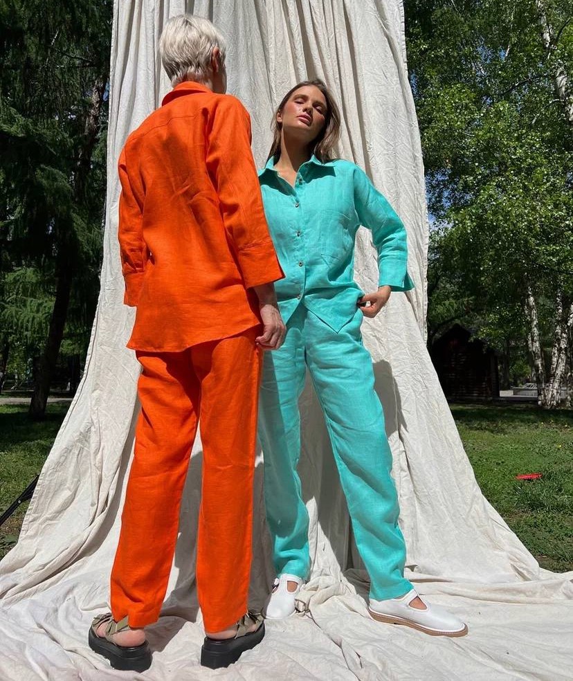 яркие льняные костюмы