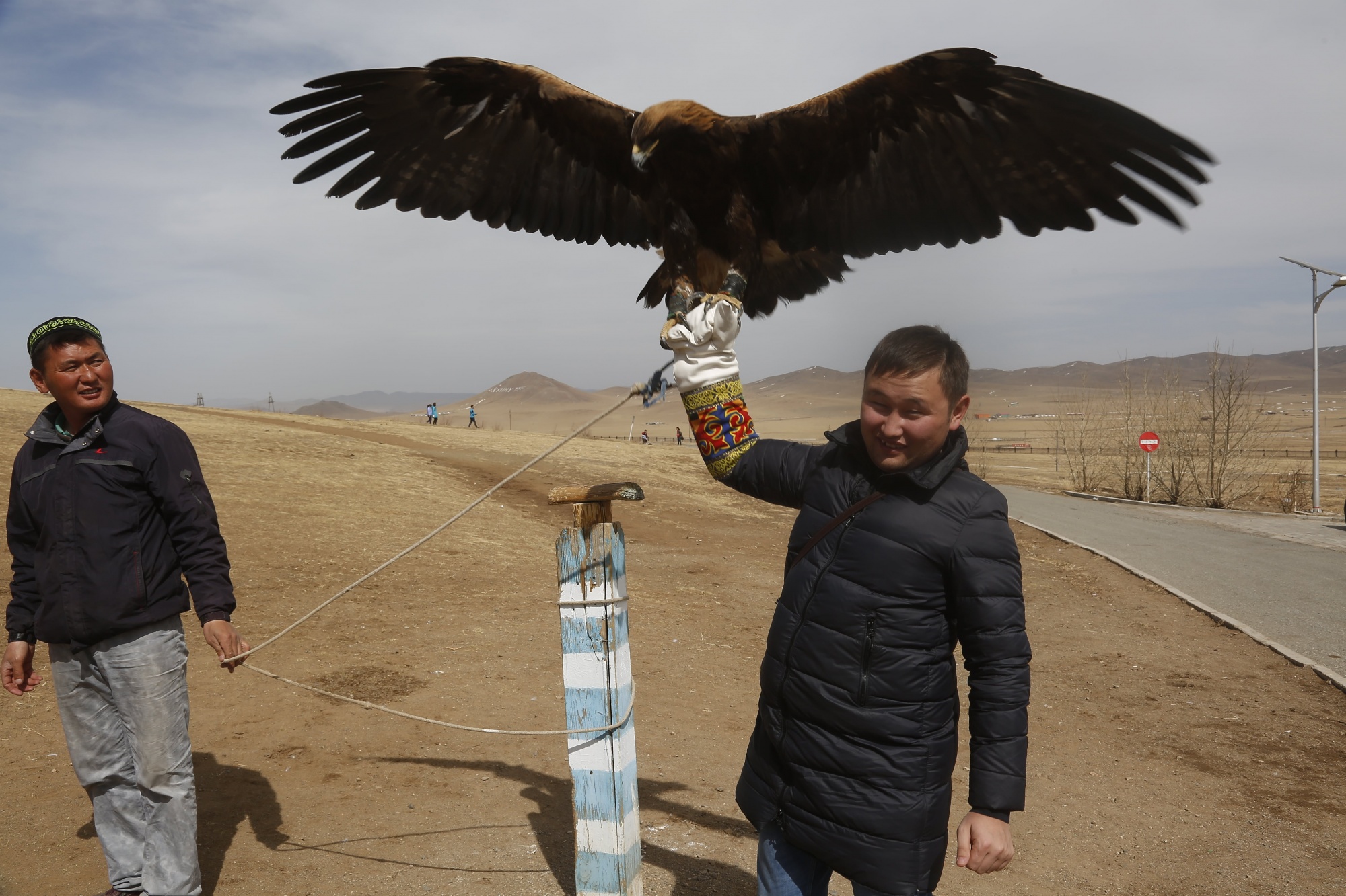 есжан с соколом 3-min.JPG