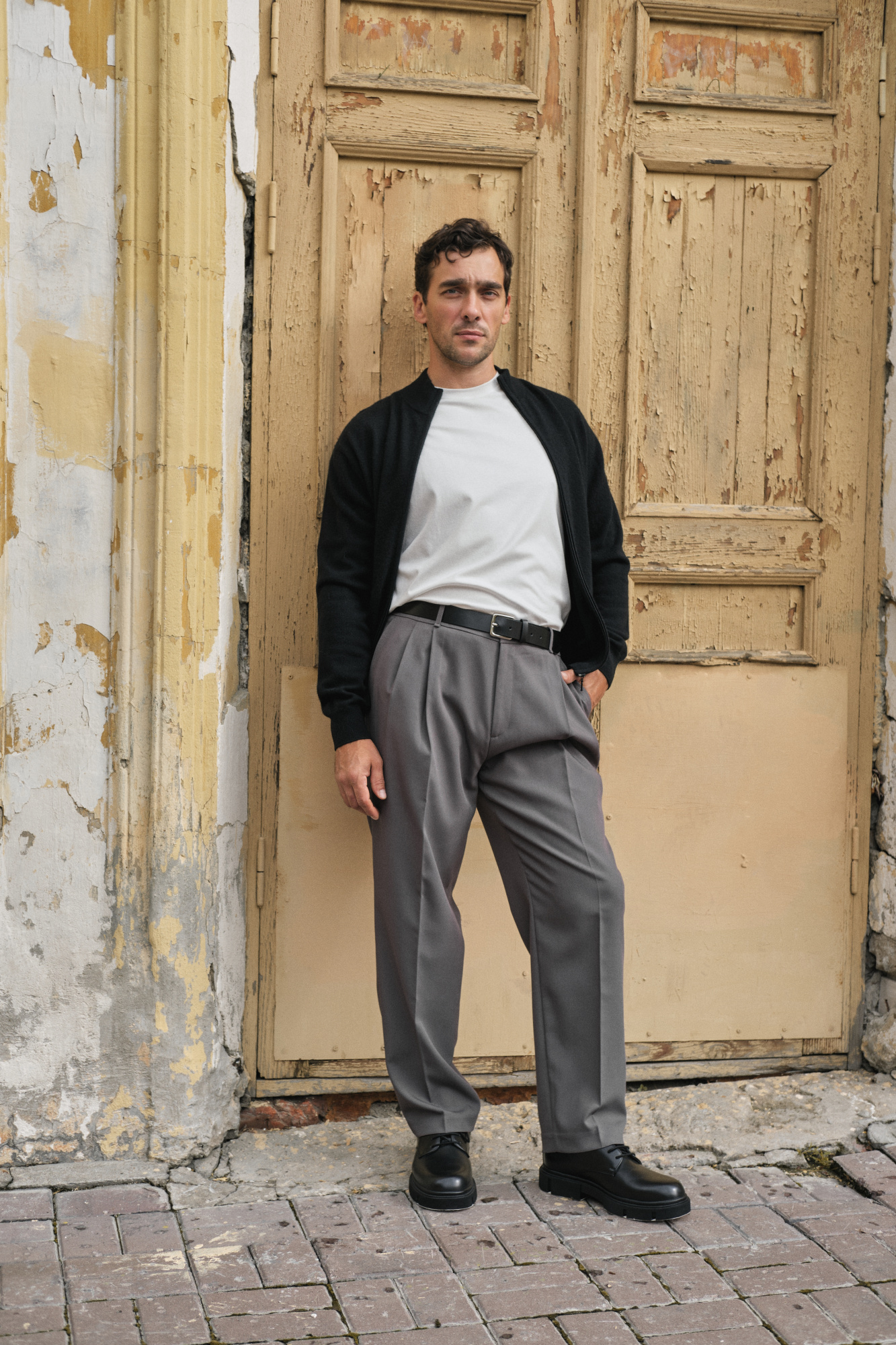 мужской образ с брюками и джемпером